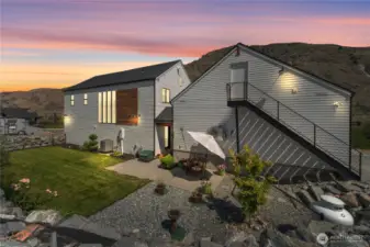 2610 square foot waterfront home on the Columbia River