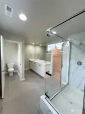 On-suite primary bath