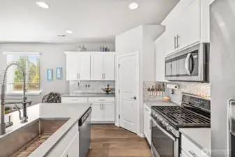 Spacious Island with seating & single bowl sink and custom pantry