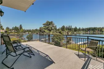 Large upper deck off of the living room and kitchen
