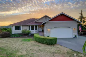 Welcome to this spacious 5bed/3bath home in Nookachamp Hills. there is great curb from the cul-de-sack with side yard and mature landscaping.