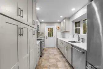 Soft close cabinets, Quartz counters