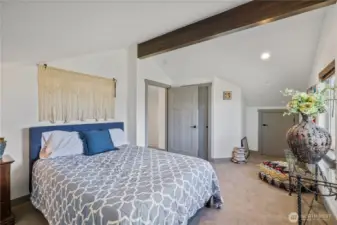 2ndLovely upstairs bedroom with viewterrirotial view