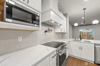 Photographs are for illustrative purposes only. Features, finishes, interior/exterior colors, landscaping and floorplan shown may vary from actual homes built