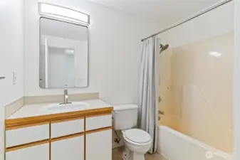 Main bathroom your guest can enjoy! With a tub and shower!!!
