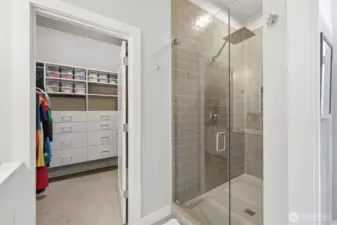 Ensuite bath & walk-in closet