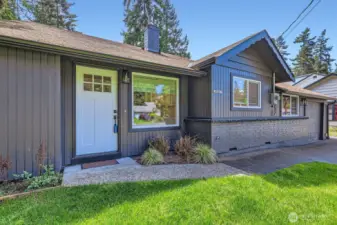 Please come and see this fully updated home today!!
