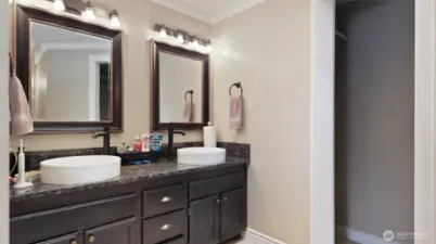 Double sinks in primary bathroom