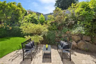 Easy access to al-fresco dining...