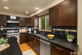 Kitchen with top of the line applianced, Bamboo floors and custom cabinets!