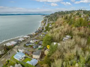 Minutes to Lincoln park and Lowman Beach park.