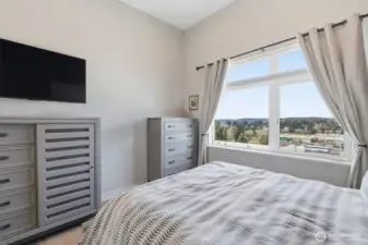 Primary bedroom w/ ensuite bath & walk-in closet