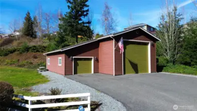 1,696 sf shop/detached garage built in 2017.