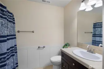 Upstairs guest full bathroom.