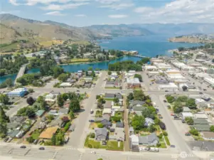 Just two blocks to Riverwalk Park and Downtown Chelan.