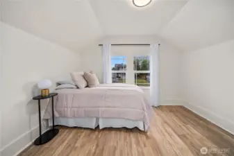 Middle upstairs bedroom