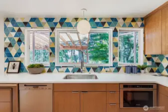 Kitchen w/ custom backsplash
