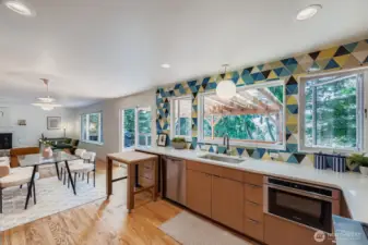 Kitchen w/ pullout work station