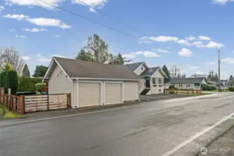 Lovely side gate~you'll love this shop with additional shop space!