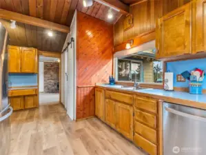 Very clean kitchen and appliances.