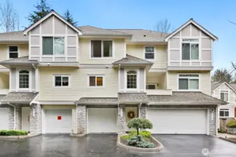 Fantastic Bellevue townhome. FHA approved complex!