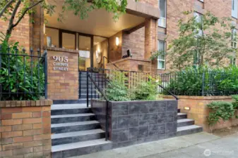 Well maintained walkup with myQ callbox