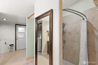 Main bath w walk-in shower/laundry combo