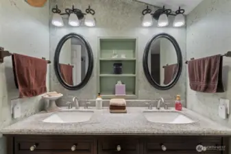 Main bath with dual sink basins