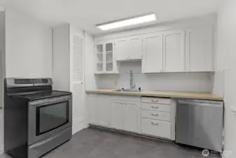 Additional kitchen photo