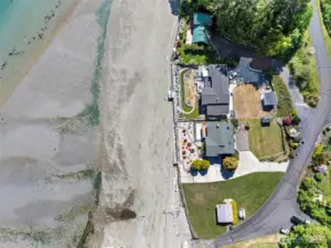 Home is right next to the community beach park with boat launch