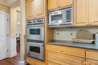 Dual Ovens and Walk-in Pantry