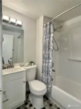 UNIT B BATHROOM