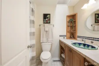 Full main bathroom