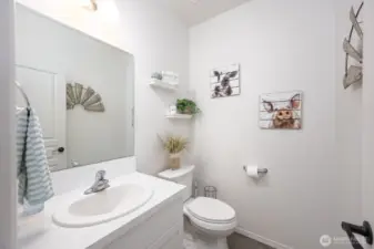 Main floor 1/2 bath