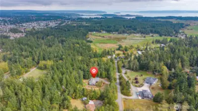 A gorgeous location on a private dead end road near to parks, beaches and close to Oak Harbor. Outside of the navy aircraft carrier-based flight training flight paths.