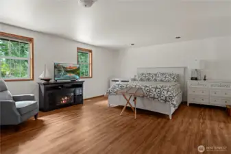 Remodeled primary bedroom, spacious and luxuriant!