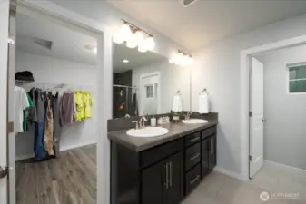 en-suite leads to oversized walk in closet