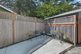If you're on the lookout for outdoor storage, this house provides a side yard. This means there's extra storage for outdoor activity tools and toys.