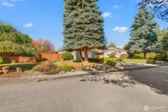 Home has all the neccesary extras; air conditioing, security system and a lovely fountain at the entrance.