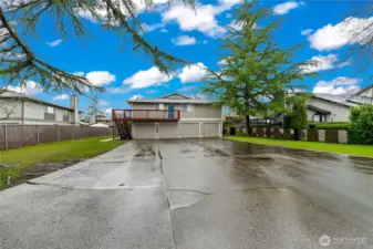 Long and Wide drive way for additional parking