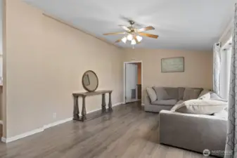 Bonus Living Room-Entry