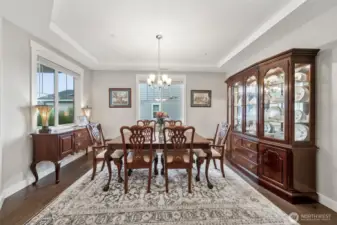 Formal dining room or flex space