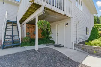 Lower entrance to apartment