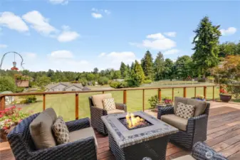The wire railing makes it easy to see the mountain & territorial views even while sitting down. The deck furniture is negotiable
