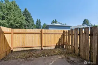 Private back yard fully fenced!