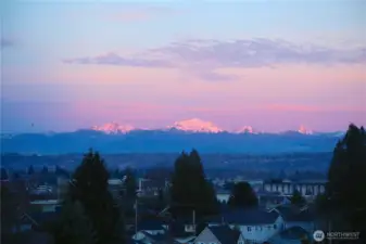 North Everett Condo with stunning view of the cascades.