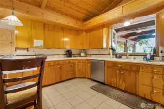 Open kitchen w eating nook