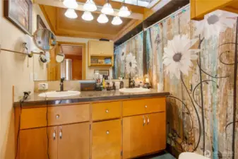Primary bath w double sink