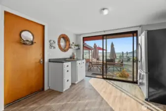 Efficient kitchenette in the middle unit – everything you need in a compact design.