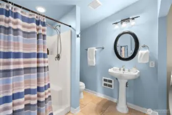 Bathroom with coastal touches, blending charm and function.